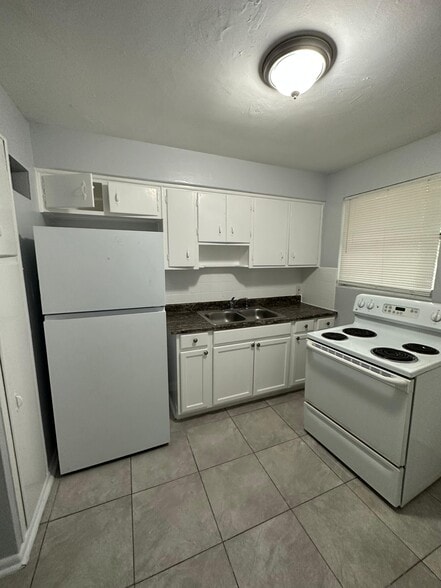 Building Photo - 2002 Palafox St