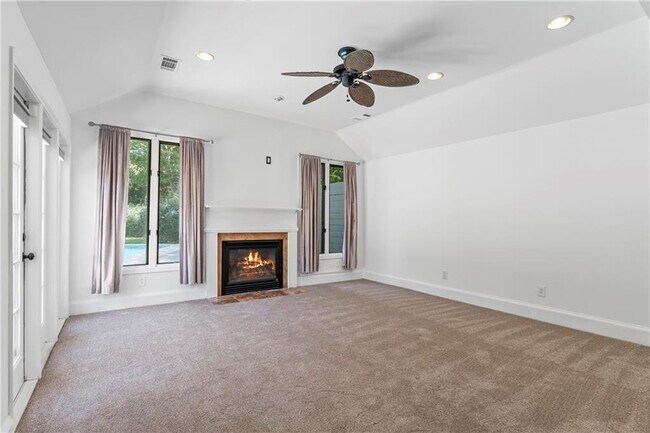 Building Photo - 1249 McLendon Dr