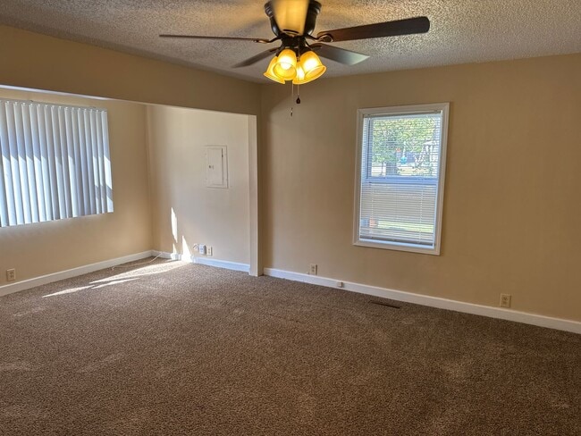 Building Photo - 3 Bedroom 2 Bath in Republic!  $1295