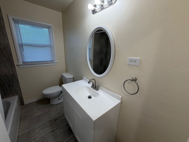 Building Photo - Great older home!