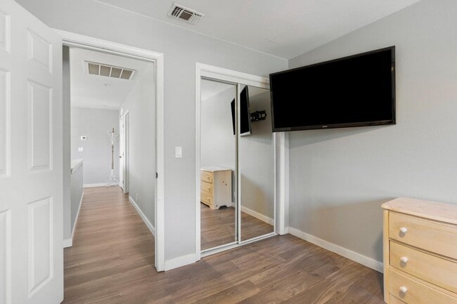 Building Photo - 9049 Laguna Springs Way