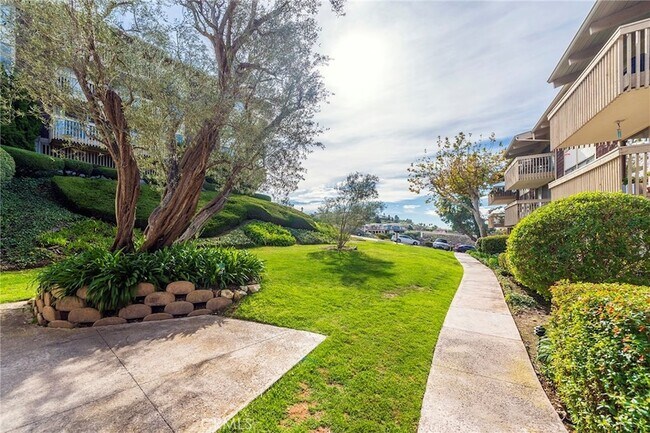 Building Photo - 6542 Ocean Crest Dr