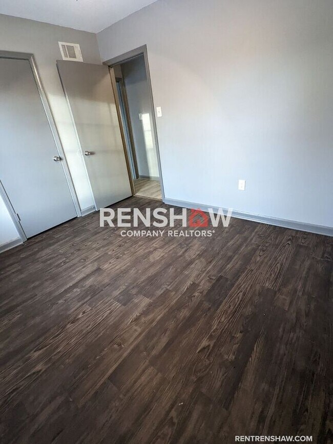 Building Photo - COMPLETELY RENOVATED 4 Bedroom / 1.5 bath ...