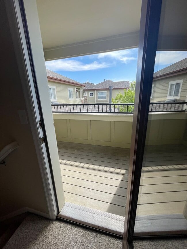 Building Photo - 2 bed/1 bath Townhome with Garage, Pool, Clubhouse