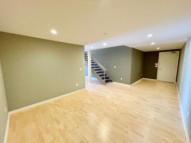 Building Photo - 1,600 sqft 2-Level SOMA 1BD+2 Bonus Rooms+ 1.5BA Loft! 2 Car Pkg! Laundry! Balcony! -PROGRESSIVE