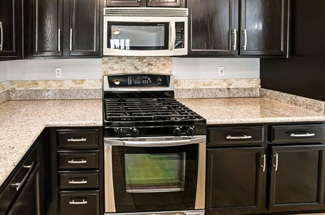 Building Photo - Beautiful 3 Bed South Summerlin Home With 1st Floor Bed and Bath