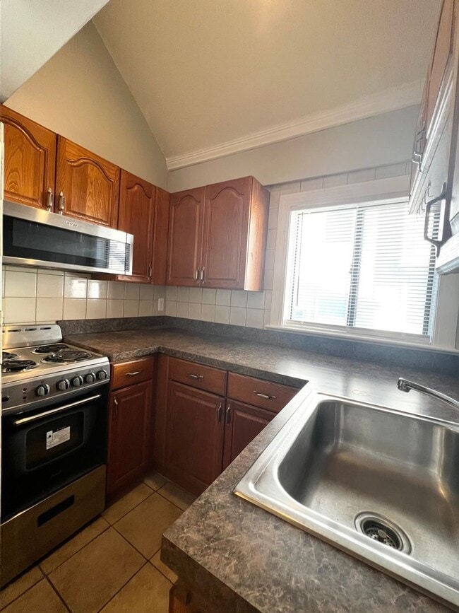 Building Photo - 204 S Main St