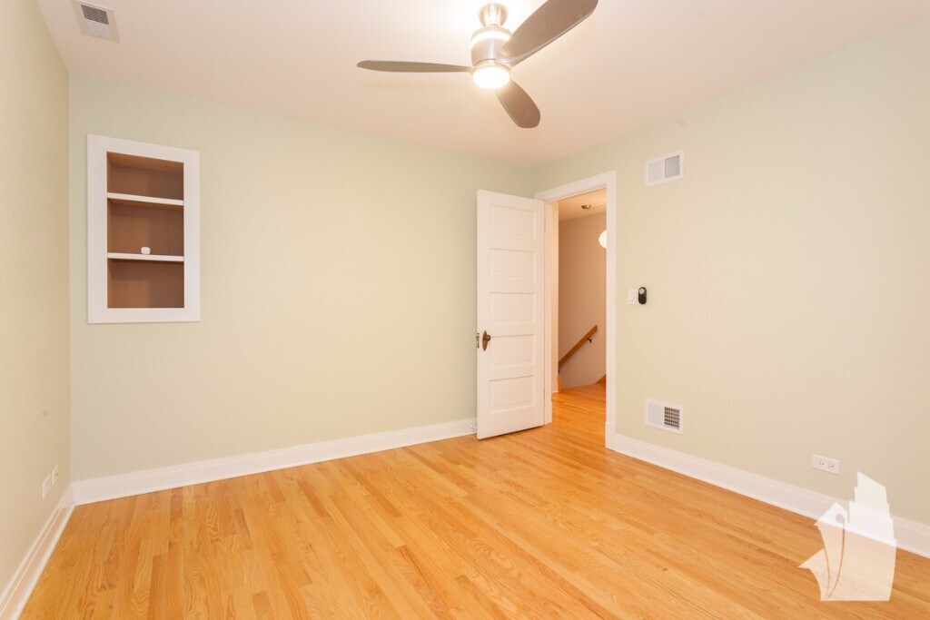 Building Photo - 2139 N Oakley Ave