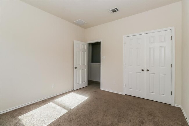 Building Photo - 2105 Town Centre Dr