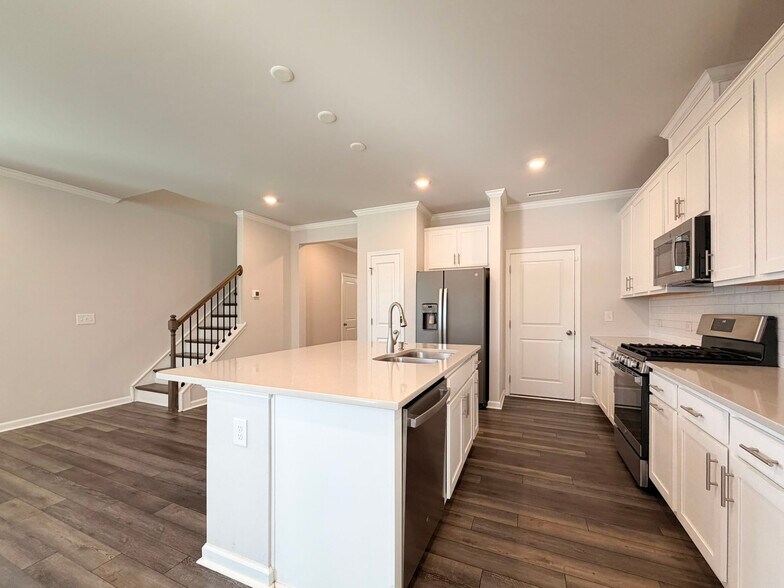 Building Photo - 400 Hazy Hills Ln