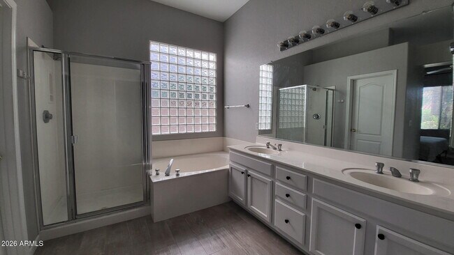 Building Photo - 453 W Larona Ln