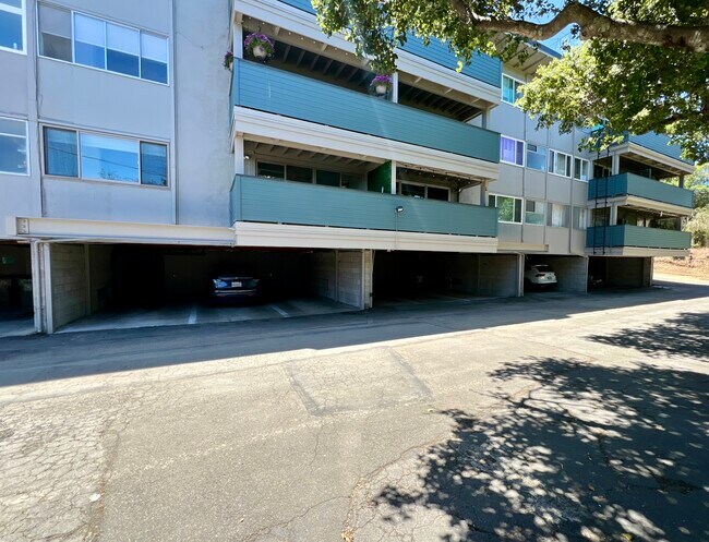 Building Photo - 320 Vía Casitas