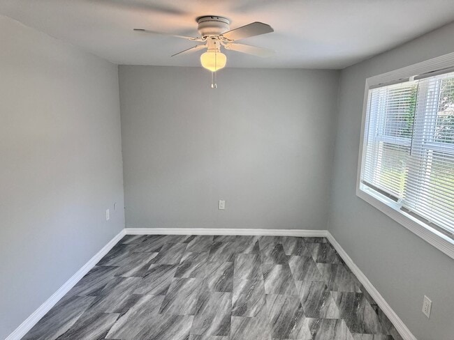 Building Photo - Large, 4 bedroom/1 bath home Located in be...