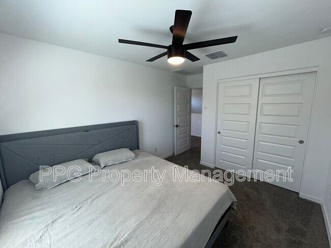 Building Photo - 14118 W Hackamore Dr