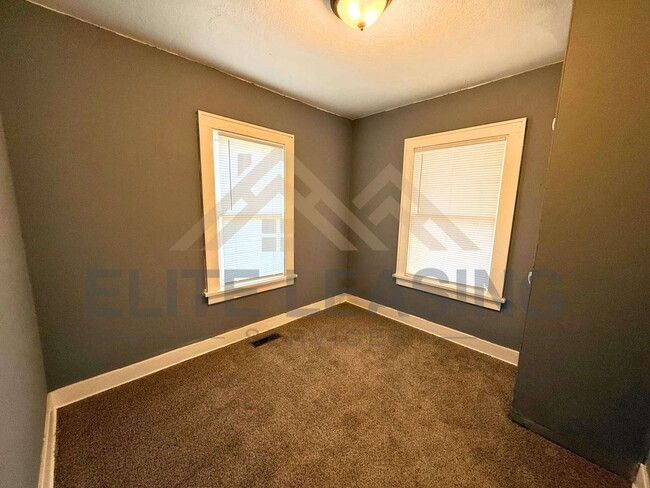 Building Photo - Embrace Comfort in This 2 Bedroom, 1 Bath ...