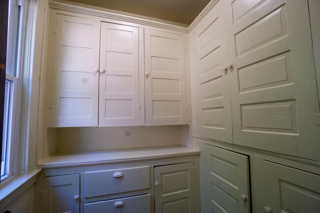 Building Photo - Spacious 4 Bedroom Apartment - 6/1/26