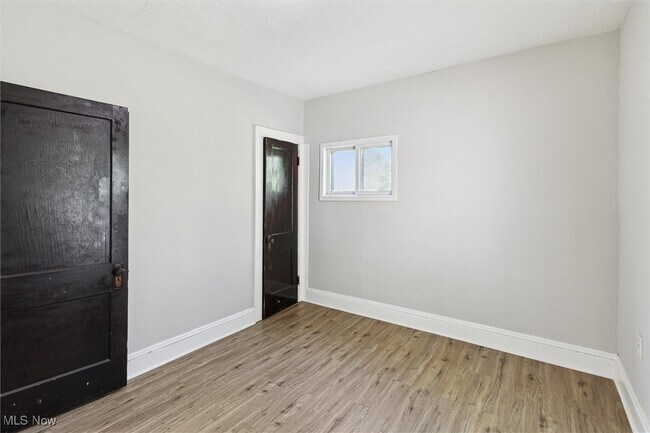 Building Photo - 1524 E 204th St