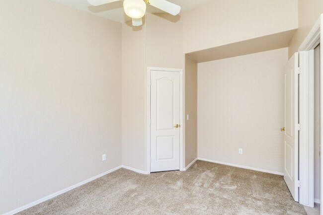 Building Photo - POPULAR RED MOUNTAIN RANCH COMMUNITY