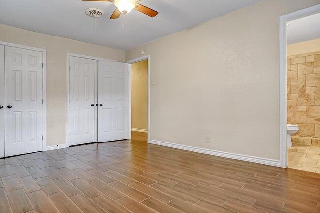 Building Photo - 921 Holiday Dr