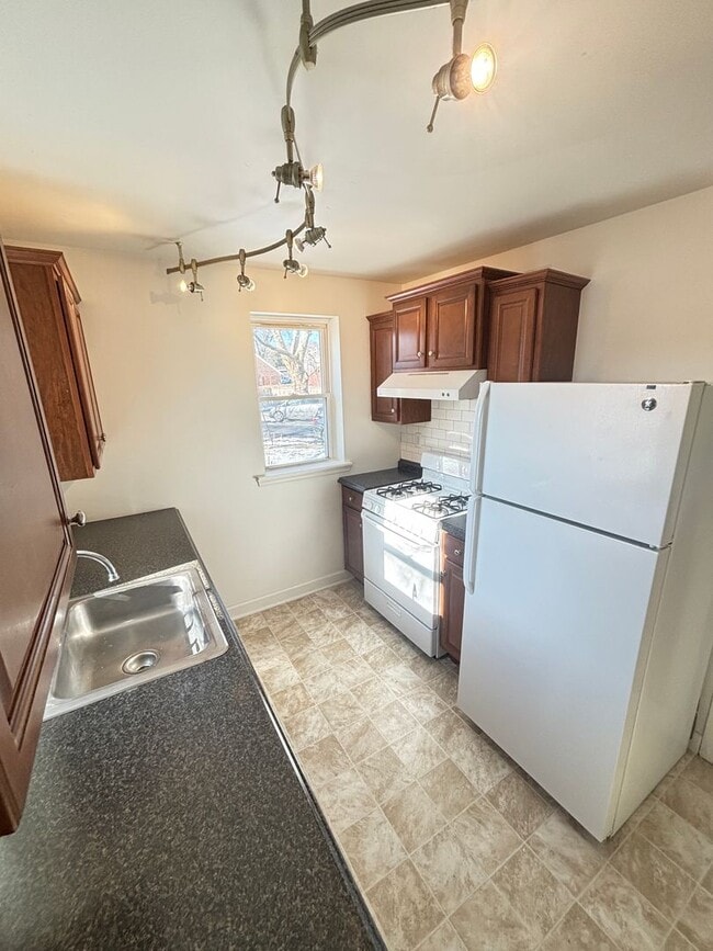 Building Photo - 3 Br 1 Bath Twin Home available in Bethlehem