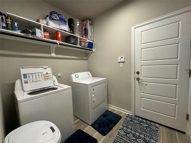 Building Photo - 441 Saturnia Dr