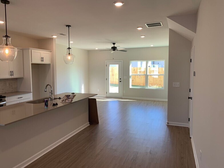 Building Photo - SUBLEASE AVAILABLE JANUARY 2026-JUNE 2026 WITH OPTION TO RENEW