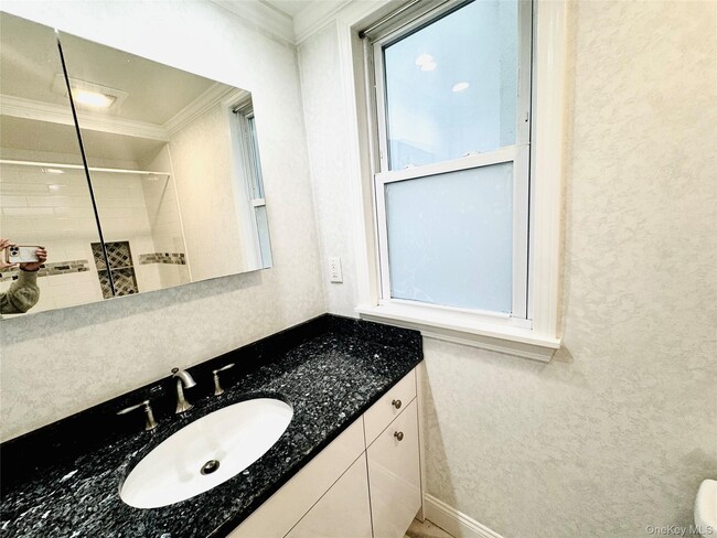 Building Photo - 8 Rockledge Ave