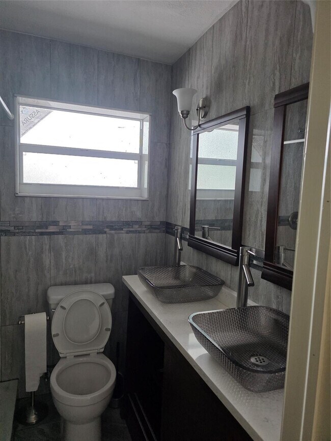 Building Photo - 4031 NE 8th Ave