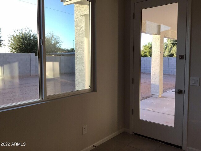 Building Photo - 691 S Silvercreek Pl