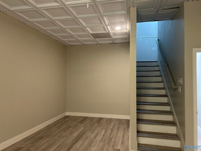 Building Photo - 2012 Fairway Hills Dr