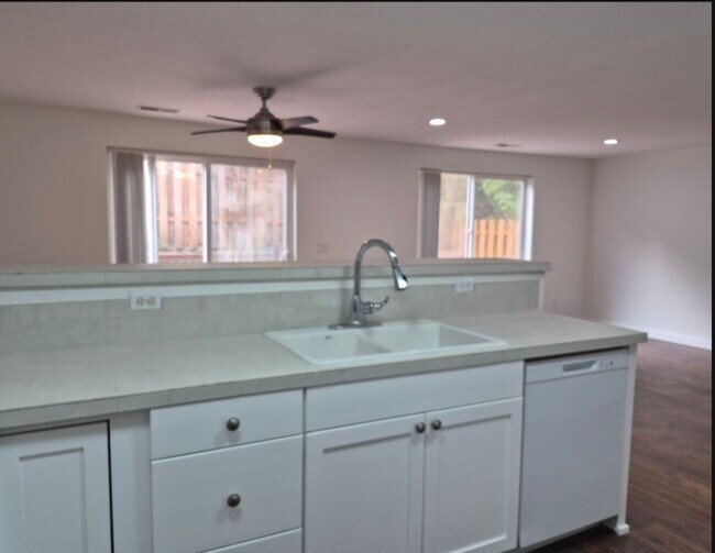 Building Photo - 3 bedroom - Move In Ready !!