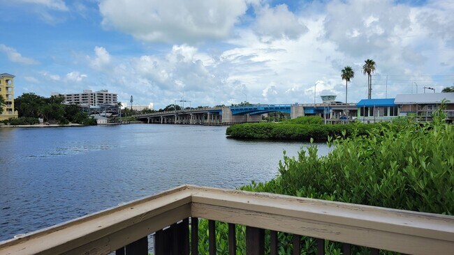 Building Photo - Seasonal, short or annual turnkey furnishe...