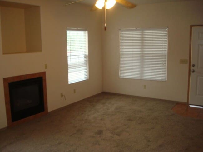 Building Photo - Cute Townhouse in Desirable Area- Close to...