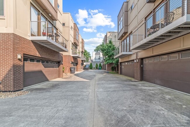 Building Photo - FIRST MONTH'S RENT FOR FREE! 3 Bedroom Townhome W/ Uptown Views