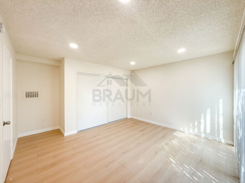 Building Photo - 5461 Kester Ave