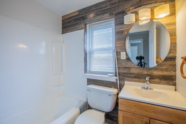Building Photo - Charming 2 BR/1 Townhome in Brooklyn Park!