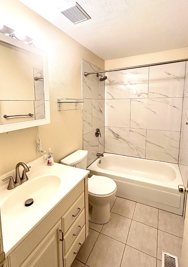 Building Photo - AVAILABLE NOW! Charming Home in the Cottonwood Community!