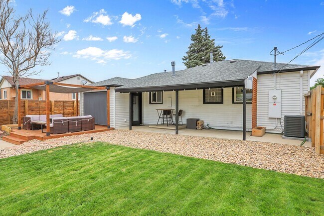 Building Photo - Modern and cozy 3 bedroom, 2 bath home