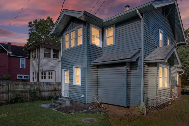 Building Photo - 1037 N Temple Ave