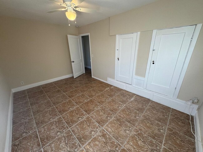 Building Photo - 2 Bedroom 1 Bath 2nd floor unit WATER INCL...