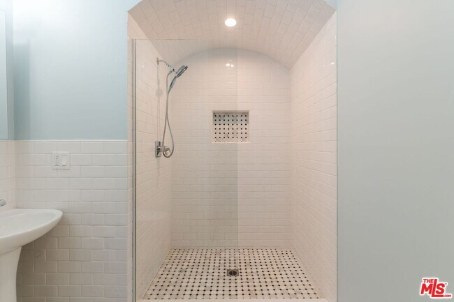 Building Photo - 2170 W 24th St