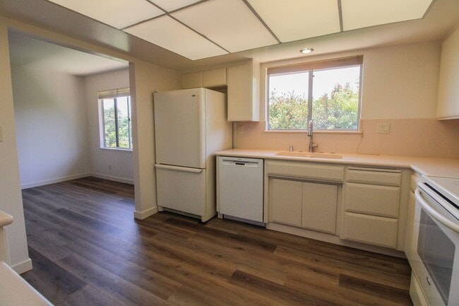 Building Photo - 298 Country Club Dr