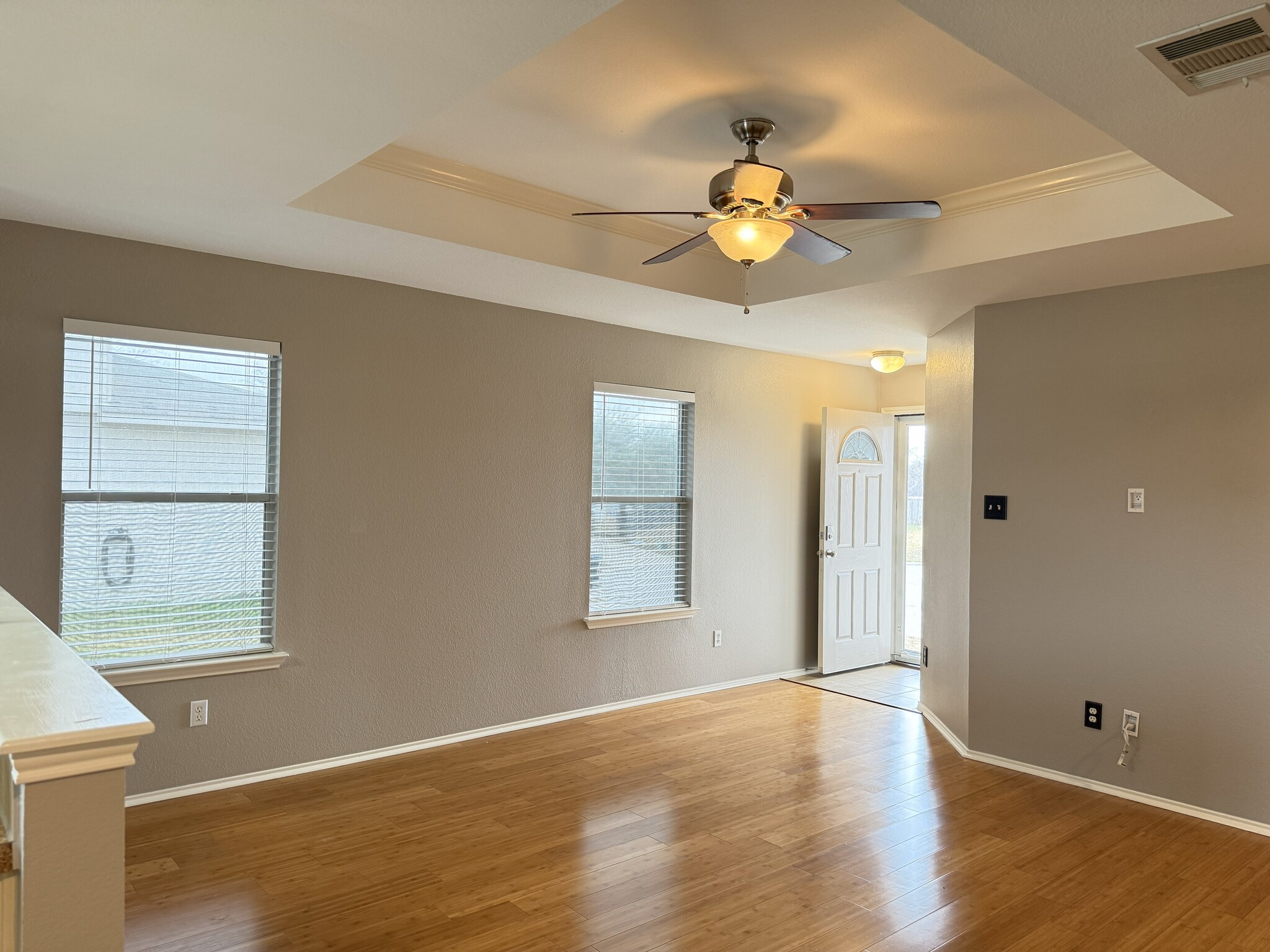 Living/family room - 216 Pullman Place Blvd