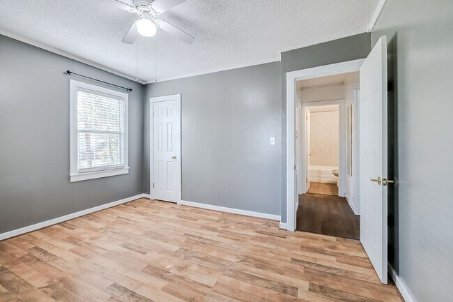 Building Photo - Spacious 3BR Home in Newington – Quiet Living with Room to Enjoy