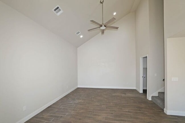 Building Photo - 7628 Woodford Ave