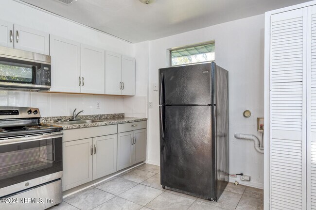 Building Photo - 1265 W 26th St