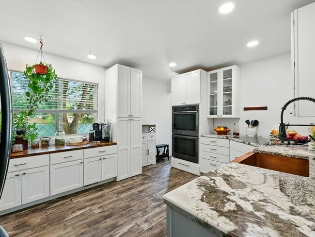 Building Photo - 823 Sequoia Dr