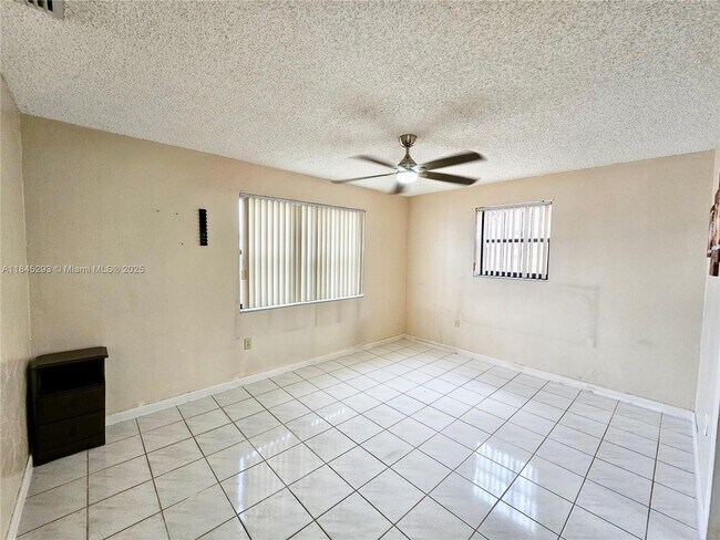 Building Photo - 4596 E 8th Ct