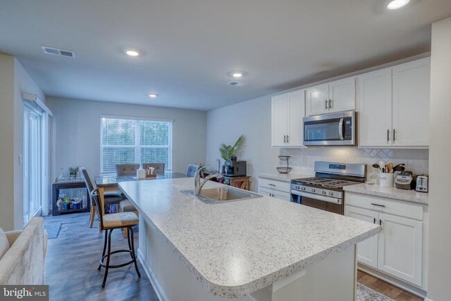 Building Photo - 124 Currant Cir