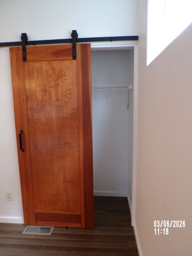 Building Photo - Newly remodeled Meadows Townhome